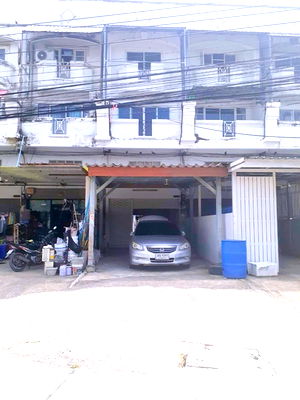 Shophouses for rent Muang Pathum Thani Pathumthani : Parking available in front and back BIG C PathumThani 400m. Commercial building for rent 3-storey +