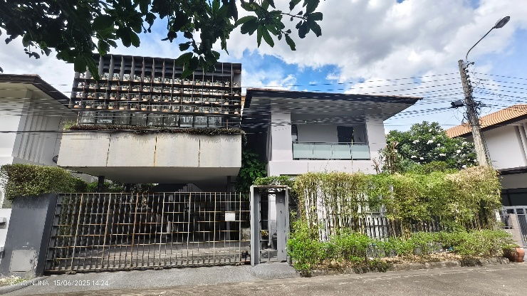 รูป บ้านหรูใจกลางลาดพร้าว ซอยนาคนิวาส 37 สไตล์โมเดิร์น ลักซ์ชัวรี บรรยากาศเงียบสงบ - รูปที่ 1/10