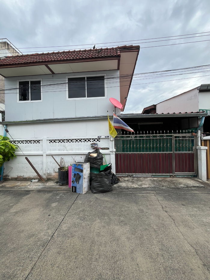 รูป ประกาศขายบ้านเดี่ยว 2 ชั้น พร้อมต่อเติมห้องครัวด้านหลัง - รูปที่ 2/40