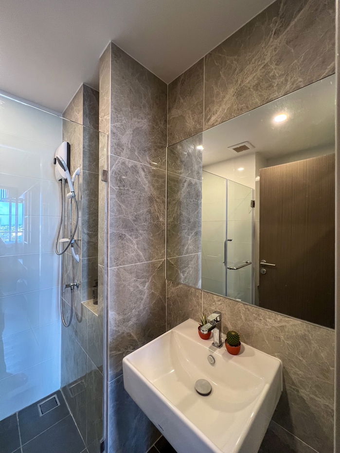 picture Only 200 meters from MRT Bang Kapi Condo for rent: The Origin Ladprao-Bang Kapi, fully functional with furniture & walk-in closet corner. - 8/18