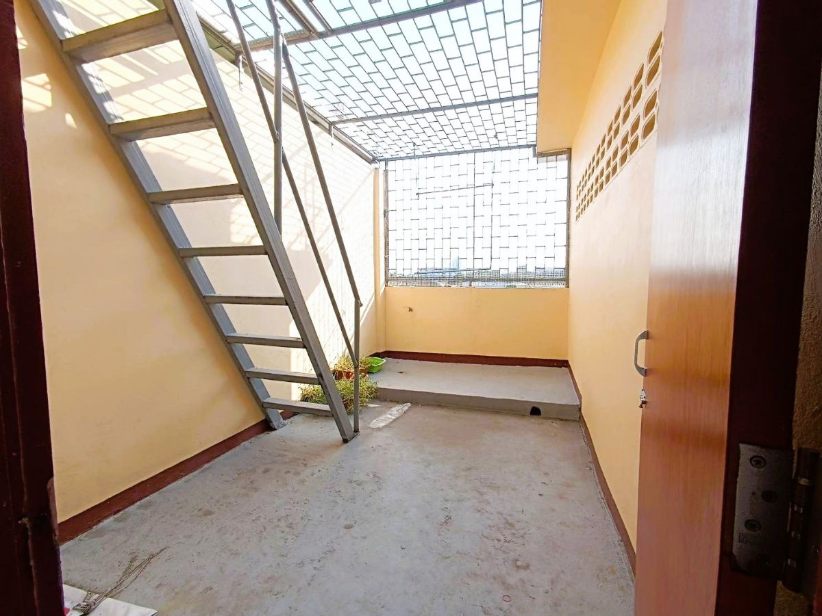 picture **Prime Commercial Opportunity! Fully Renovated Building on Rattanathibet Road – Near MRT, Parking Available, Ideal for Business or Home Office!** - 12/19
