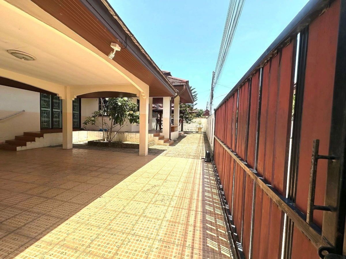 picture Baan Baramee, a large house with a lot of space - 2/13