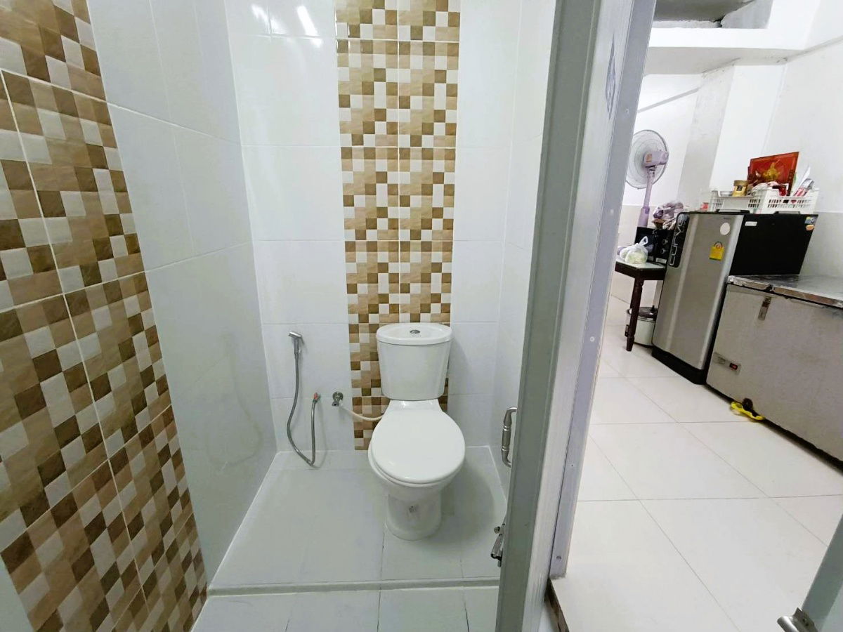 picture **Prime Commercial Opportunity! Fully Renovated Building on Rattanathibet Road – Near MRT, Parking Available, Ideal for Business or Home Office!** - 18/19