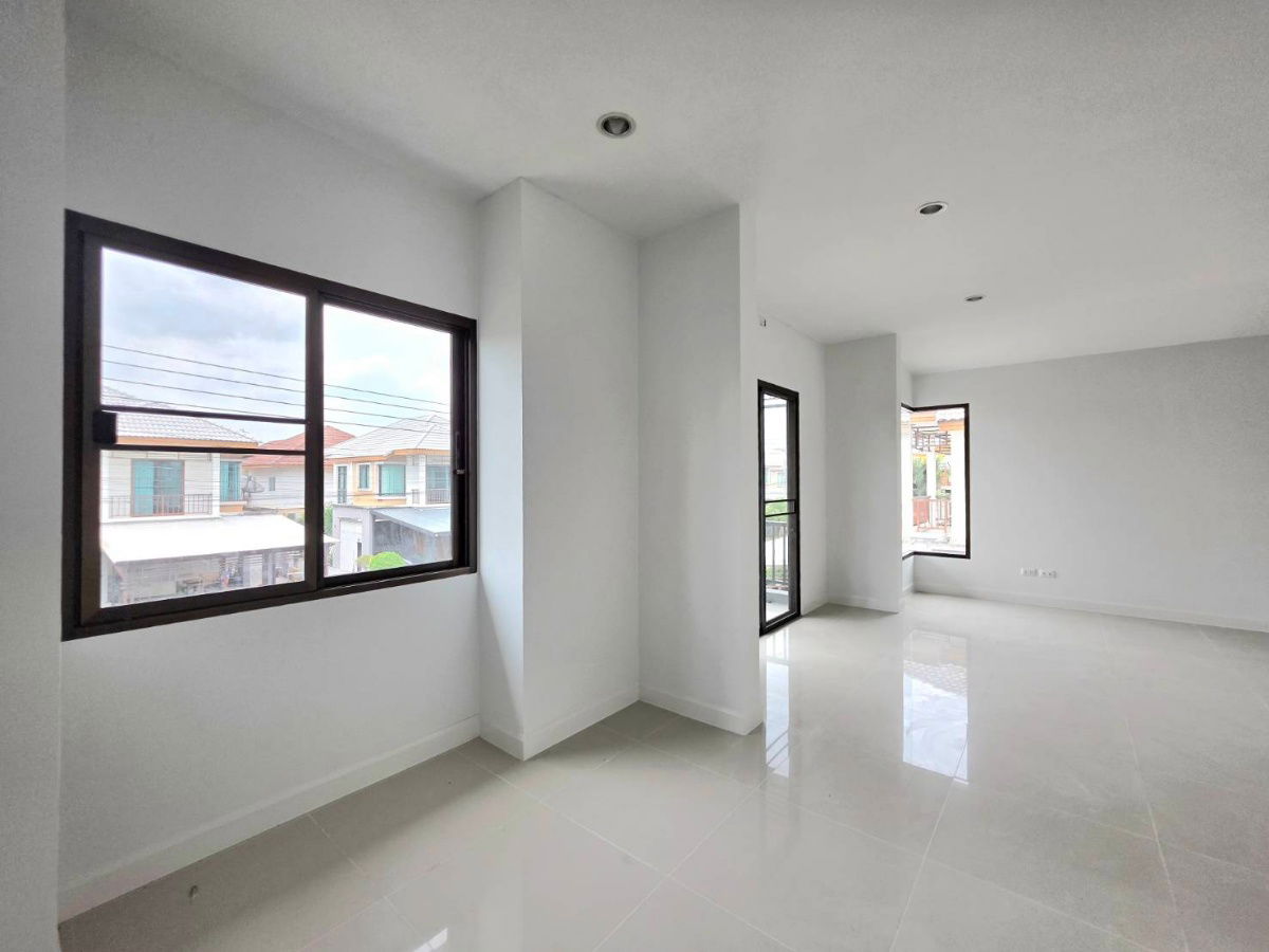รูป บ้านรีโนเวทใหม่ทั้งหลัง หมู่บ้านวิสต้าวิลล์ (B1 B2) ลำลูกกา คลอง 3 ซอยเปียร์นนท์ ถนนชลมาร์คพิจารณ์ - รูปที่ 31/36