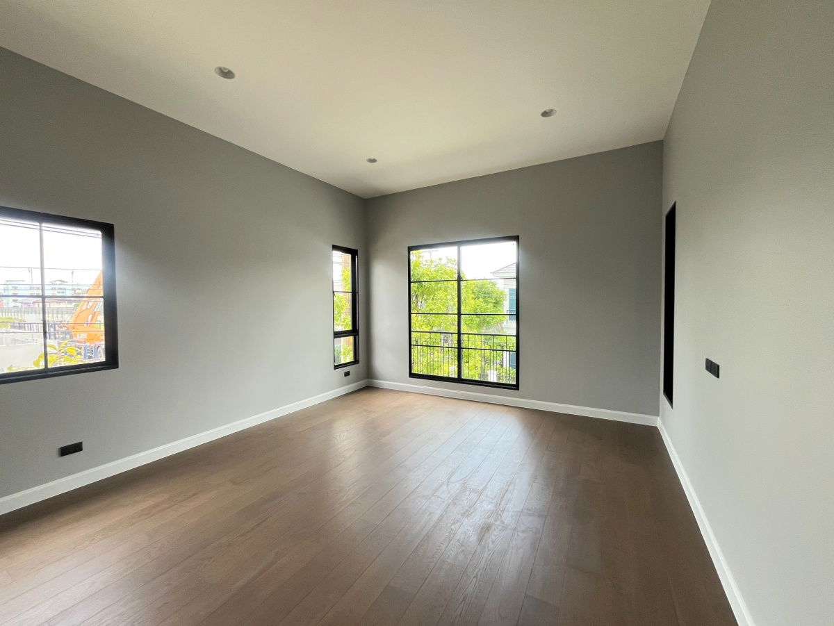picture Last Corner Unit in the Zone! Setthasiri Don Mueang: A 308 sq.m. House on a 75.3 sq. wah Plot 4 Bedrooms, 5 Bathrooms, 3 Parking Spaces - 16/33
