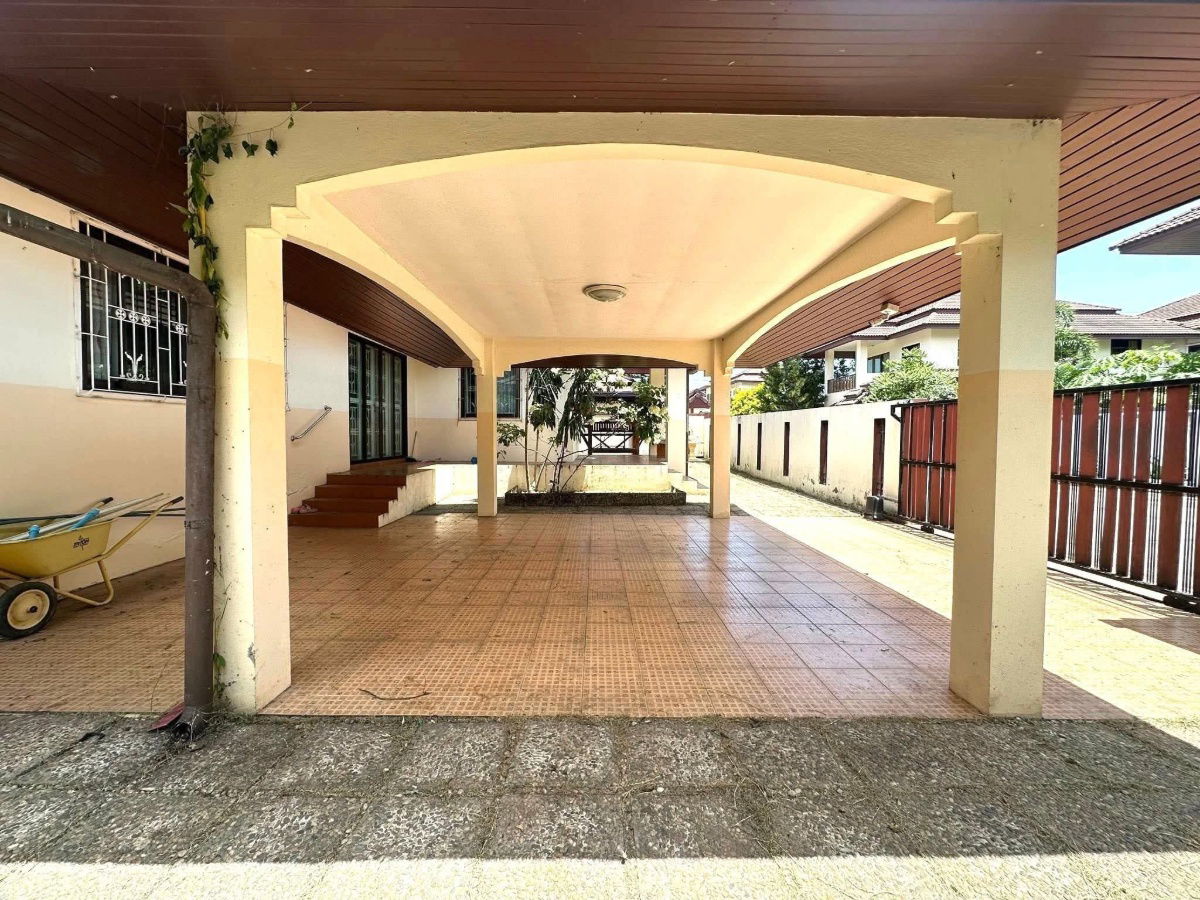 picture Baan Baramee, a large house with a lot of space - 3/13