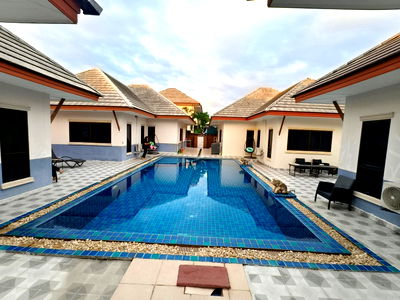 Houses for sale : Baan Pool Villa Huai Yai 4 houses next to each other