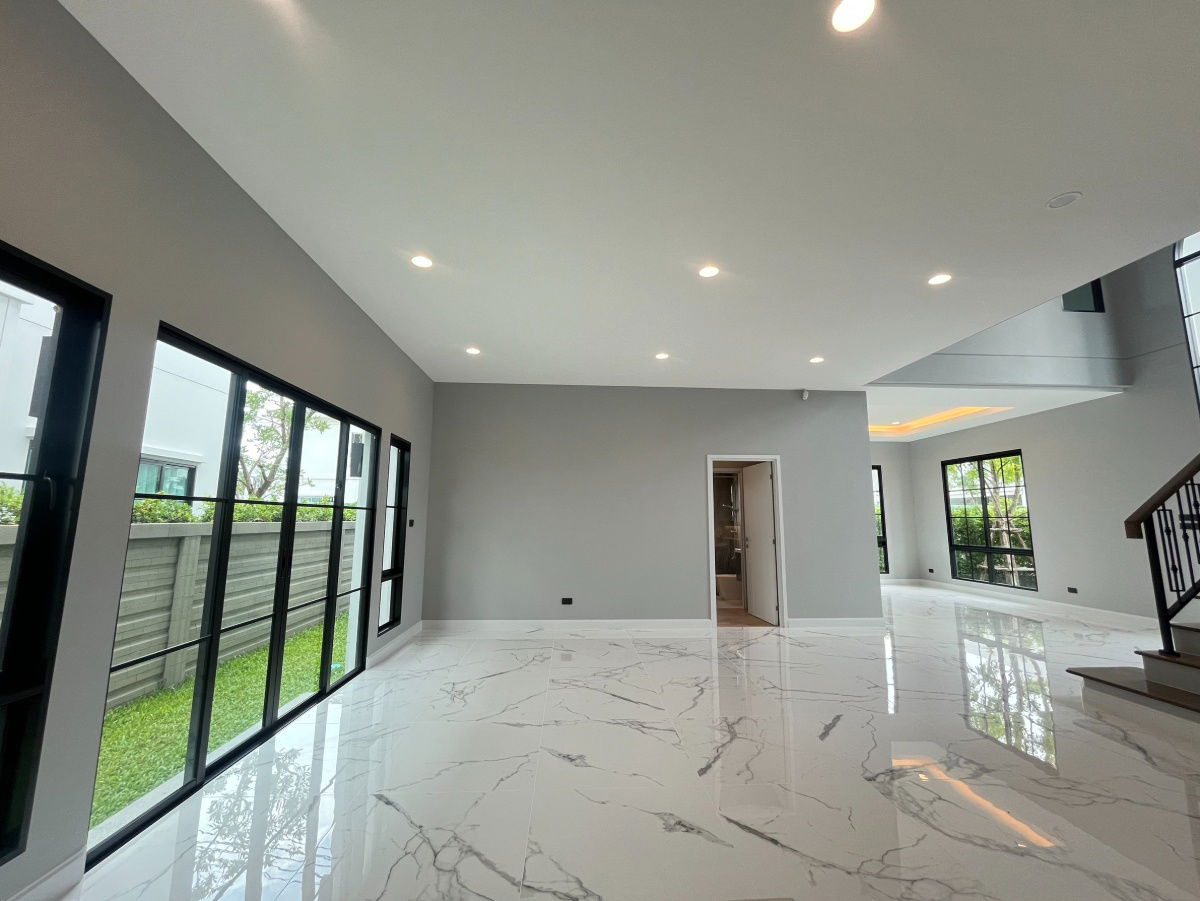 picture Last Corner Unit in the Zone! Setthasiri Don Mueang: A 308 sq.m. House on a 75.3 sq. wah Plot 4 Bedrooms, 5 Bathrooms, 3 Parking Spaces - 12/33