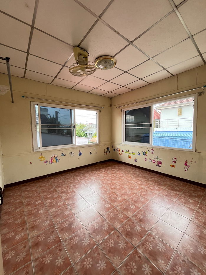 รูป ประกาศขายบ้านเดี่ยว 2 ชั้น พร้อมต่อเติมห้องครัวด้านหลัง - รูปที่ 11/40