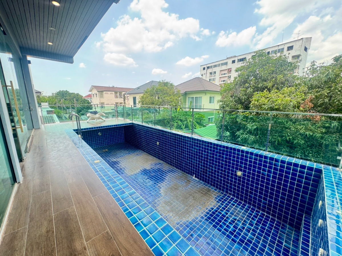 รูป ขายบ้านหรู 3 ชั้น หลังมุม ลาดพร้าว-วังหิน สระว่ายน้ำ ระบบสปา จอดรถ 5 คัน เพียง 12.9 ล้าน สนใจ Line ID: @951qfbfi - รูปที่ 13/28
