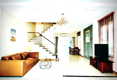 เช่าทาวน์โฮม ศรีนครินทร์ 46/1 : เช่าด่วน ทาวน์โฮม 3 ชั้น สวย ใหม่ ตกแต่งหรู บ้านกลางเมืองเออร์บาเนียน ศรีนครินทร์ 46/1 เยื้องพาราไดซ์ พาร์ค