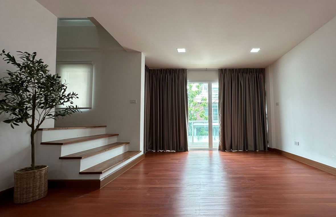 picture Town Home onnut 46-srinakarin 36 3 bedroom 4 toilet - 8/18