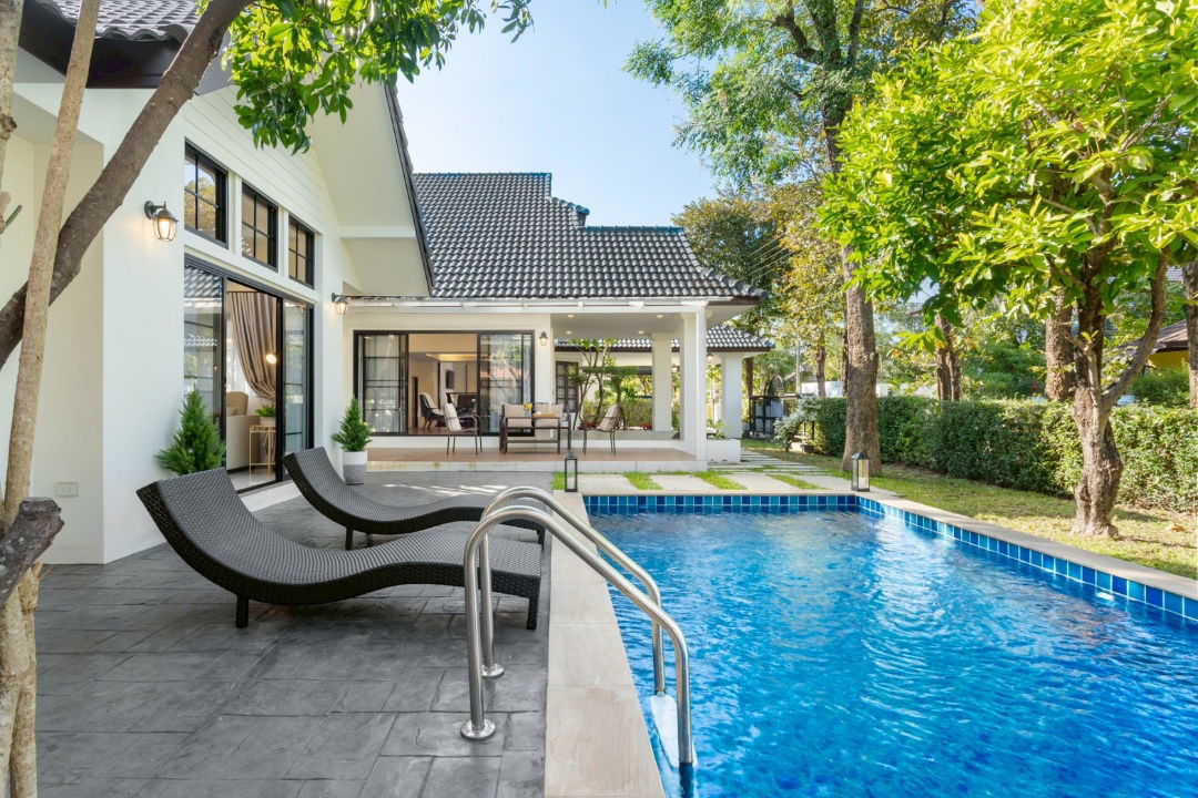 รูป ขายพูลวิลล่า Pool villa สไตล์โมเดิร์น รีโนเวทใหม่ทั้งหลัง อยู่ใกล้โรงเรียนนานาชาติหลายแห่ง เดินทางสะดวกสบายSW002832 - รูปที่ 2/26