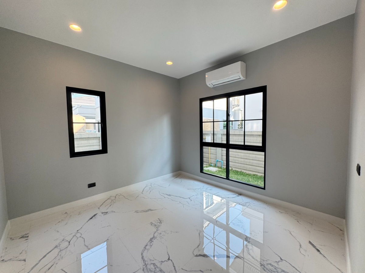 picture Luxury house project near the city, location next to the electric train only 900 m. Starting price 13.99 million baht. SETTHASIRI DONMUANG - 9/16