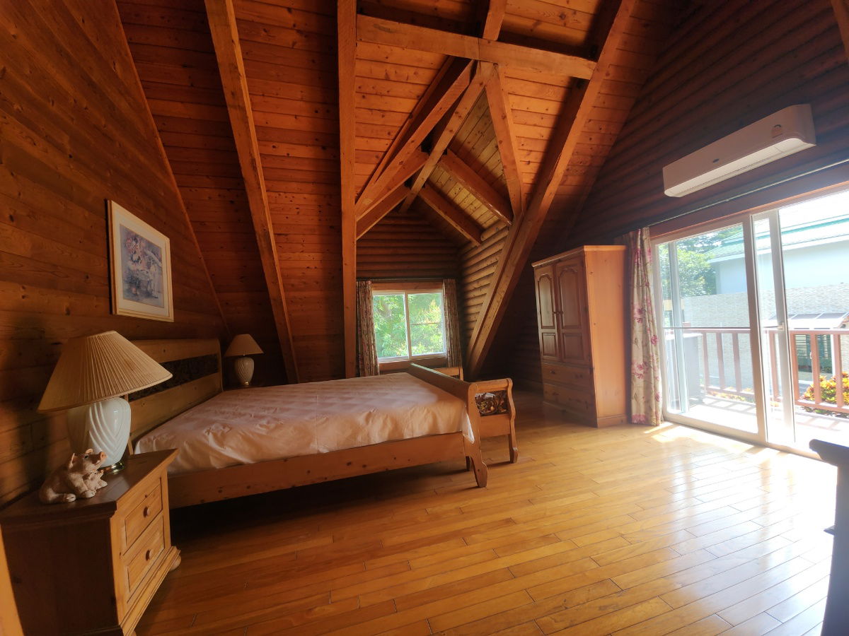 รูป ขายบ้านพักตากอากาศหรู Log Cabin โบนันซ่า เขาใหญ่ — บ้านไม้ซุงแท้ 5 ห้องนอน ริมทะเลสาบ บนที่ดิน 1-1-1 ไร่ พร้อมศาลาริมน้ำ 2 หลัง และสวนส่วนตัว ร่มรื่น  - รูปที่ 17/24