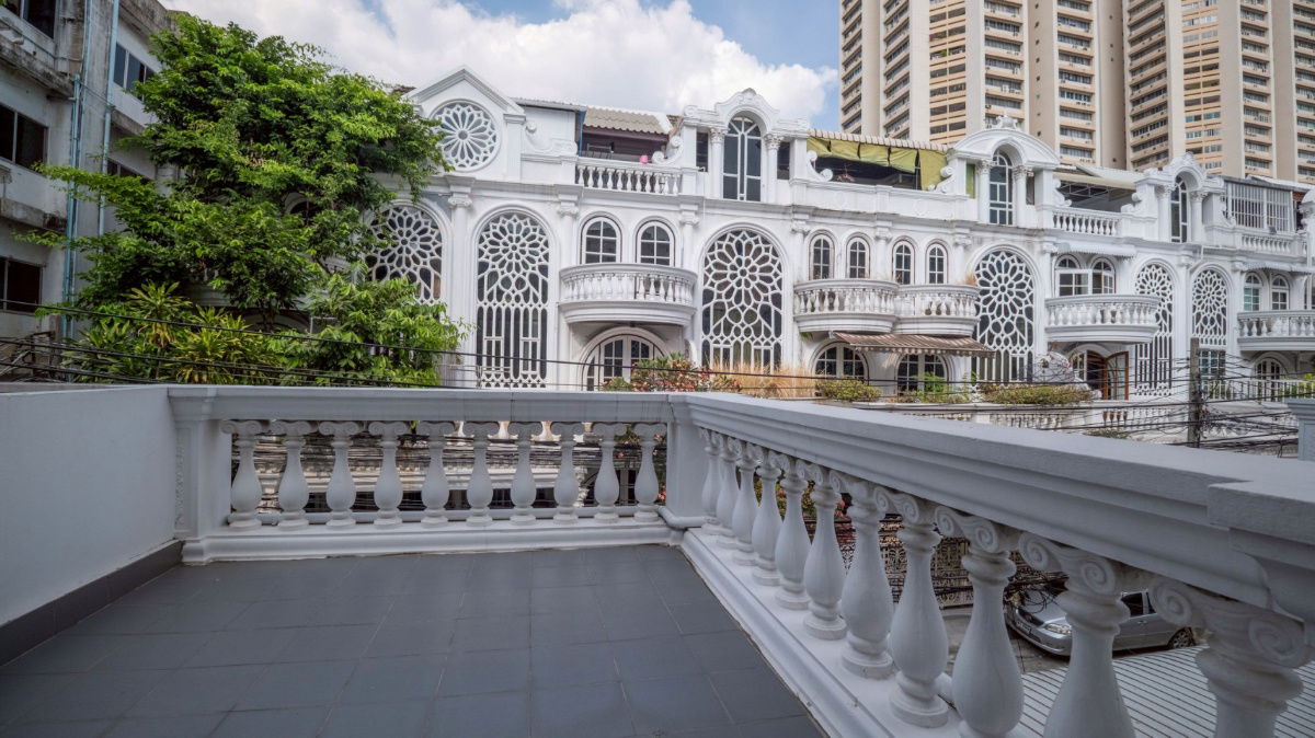 picture  Townhouse for Rent – Ekkamai Villa (Private Alley)   Between Ekkamai Soi 26 & 28 – Prime Location in Ekkamai - 6/10