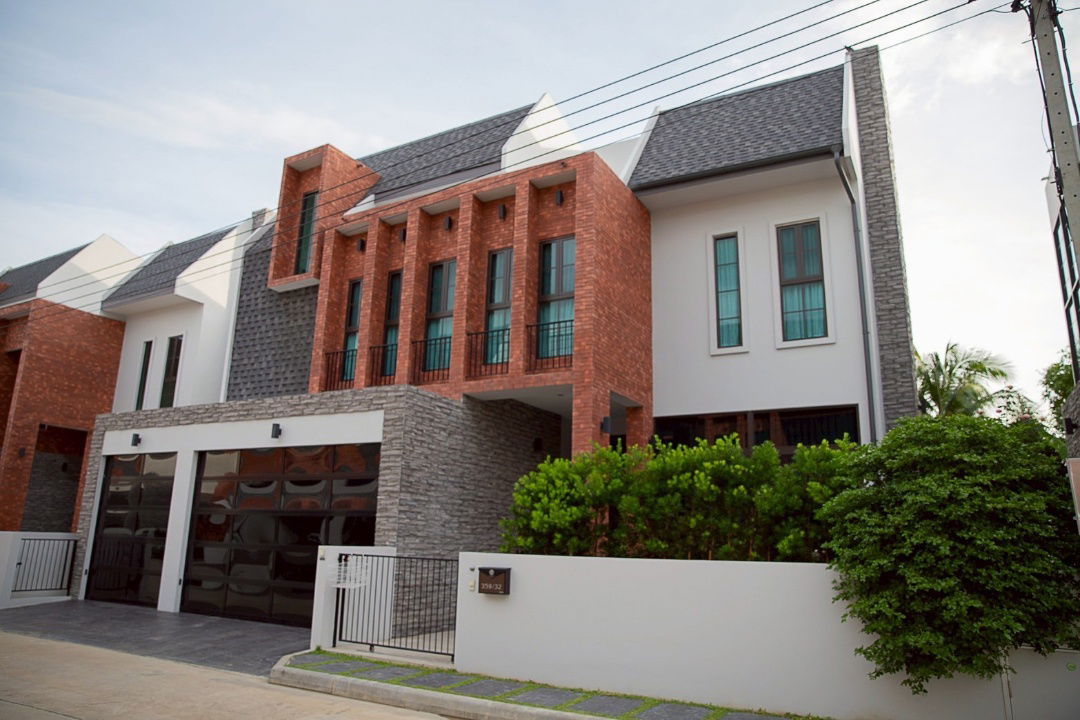 picture For Sale: Luxury Home in The Britt Chiangmai. English style house located on the 2nd Ring Road in the Sansai area- SW002829 - 2/50