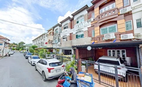 Soi Nuanchan 27-33 MRT Watcharapol 1.6km. Townhouse for rent 3Storeys The Walk Kaset-Nawamin 1.1 km.