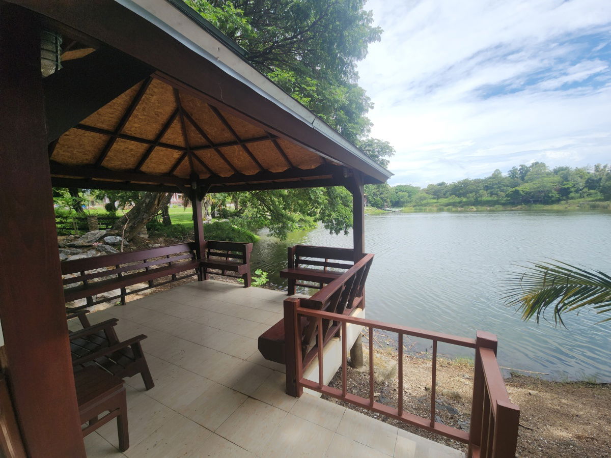รูป ขายบ้านพักตากอากาศหรู Log Cabin โบนันซ่า เขาใหญ่ — บ้านไม้ซุงแท้ 5 ห้องนอน ริมทะเลสาบ บนที่ดิน 1-1-1 ไร่ พร้อมศาลาริมน้ำ 2 หลัง และสวนส่วนตัว ร่มรื่น  - รูปที่ 8/24