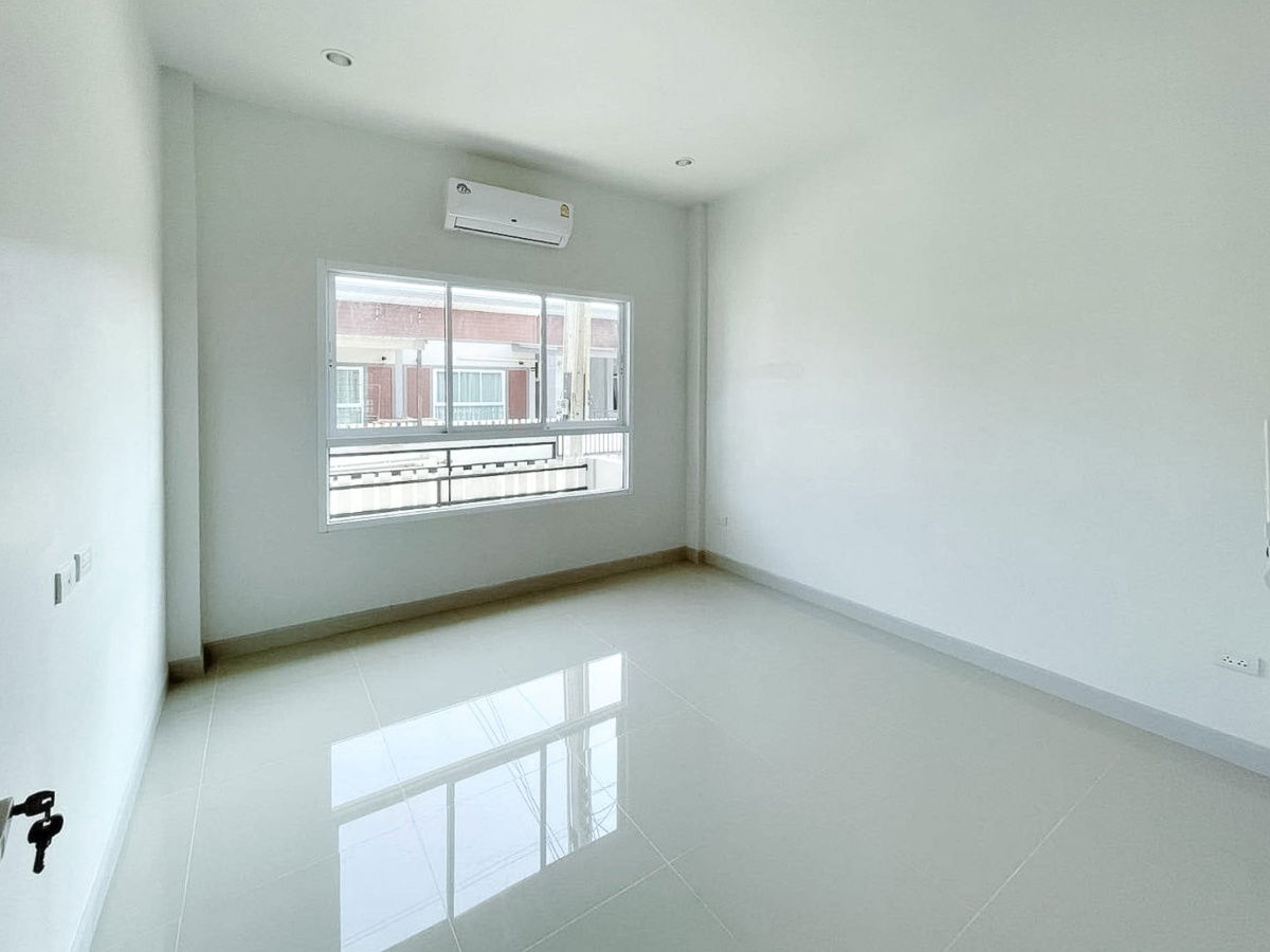 รูป ขายบ้านใหม่มือ 1 ทาวเฮ้าส์ชั้นเดียว ปลวกแดง ระยอง เพียง1.29ล้าน กู้มีเงินเหลือ 3แสนอัพ เหมาะสำหรับคนทำงานในโซนปลวกแดง นิคมเหมราช นิคมอีสเทิร์นซีบอร์ด  - รูปที่ 6/7