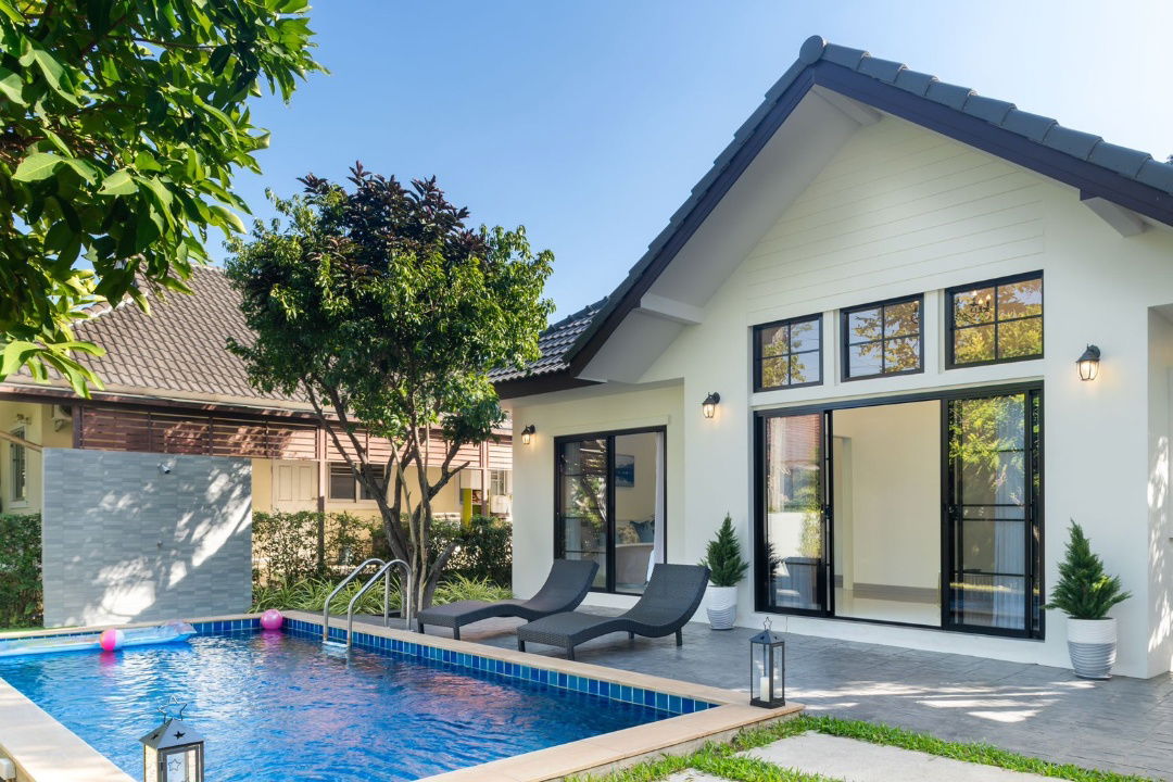 รูป ขายพูลวิลล่า Pool villa สไตล์โมเดิร์น รีโนเวทใหม่ทั้งหลัง อยู่ใกล้โรงเรียนนานาชาติหลายแห่ง เดินทางสะดวกสบายSW002832 - รูปที่ 4/26
