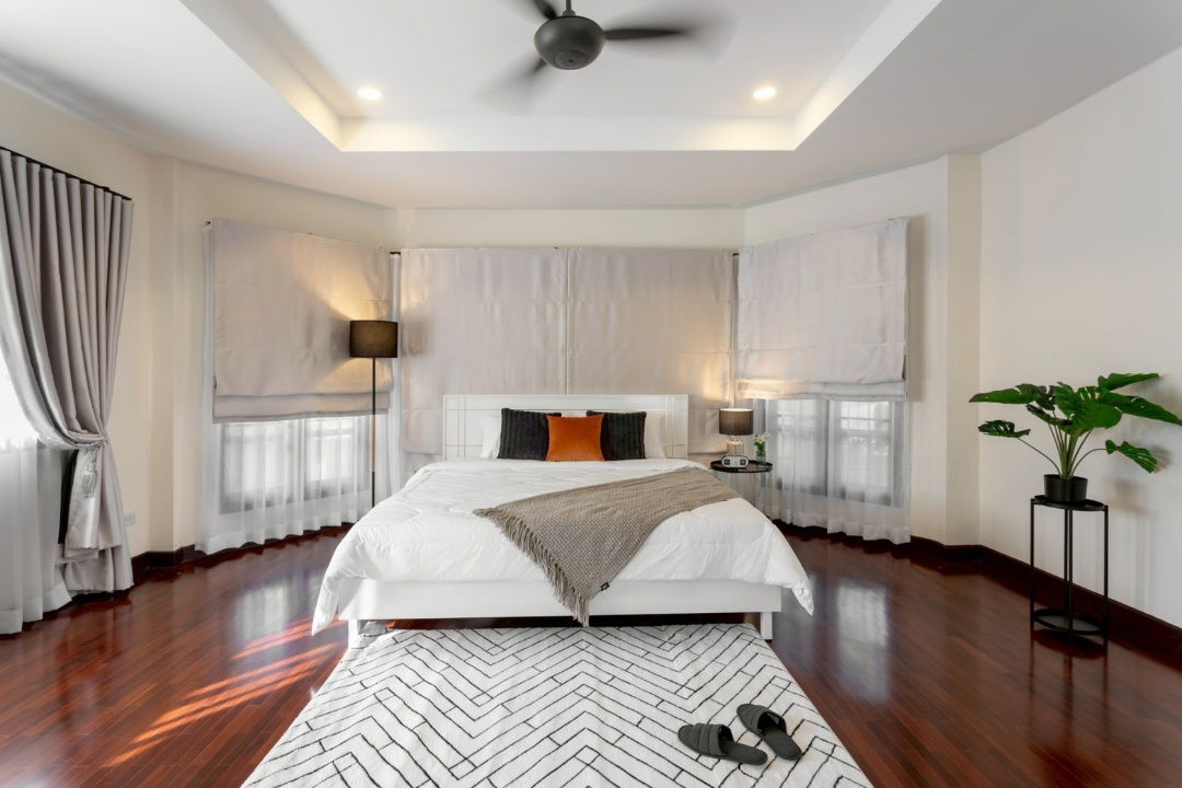 รูป ขายพูลวิลล่า Pool villa สไตล์โมเดิร์น รีโนเวทใหม่ทั้งหลัง อยู่ใกล้โรงเรียนนานาชาติหลายแห่ง เดินทางสะดวกสบายSW002832 - รูปที่ 7/26