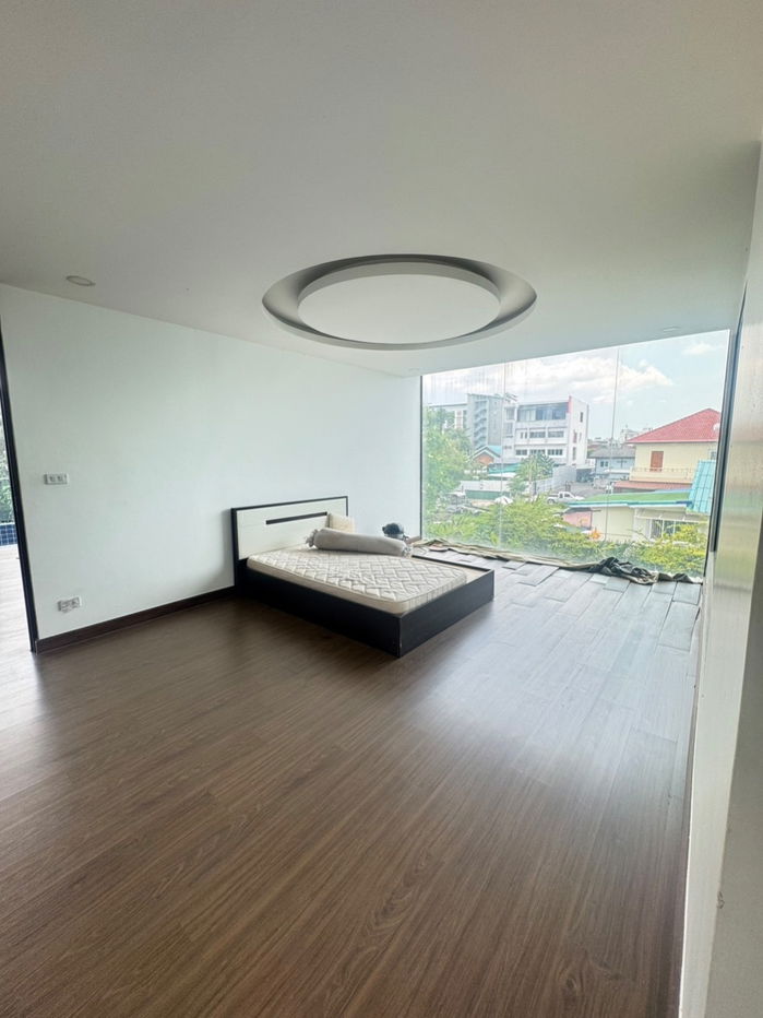 รูป ขายบ้านหรู 3 ชั้น หลังมุม ลาดพร้าว-วังหิน สระว่ายน้ำ ระบบสปา จอดรถ 5 คัน เพียง 12.9 ล้าน สนใจ Line ID: @951qfbfi - รูปที่ 17/28