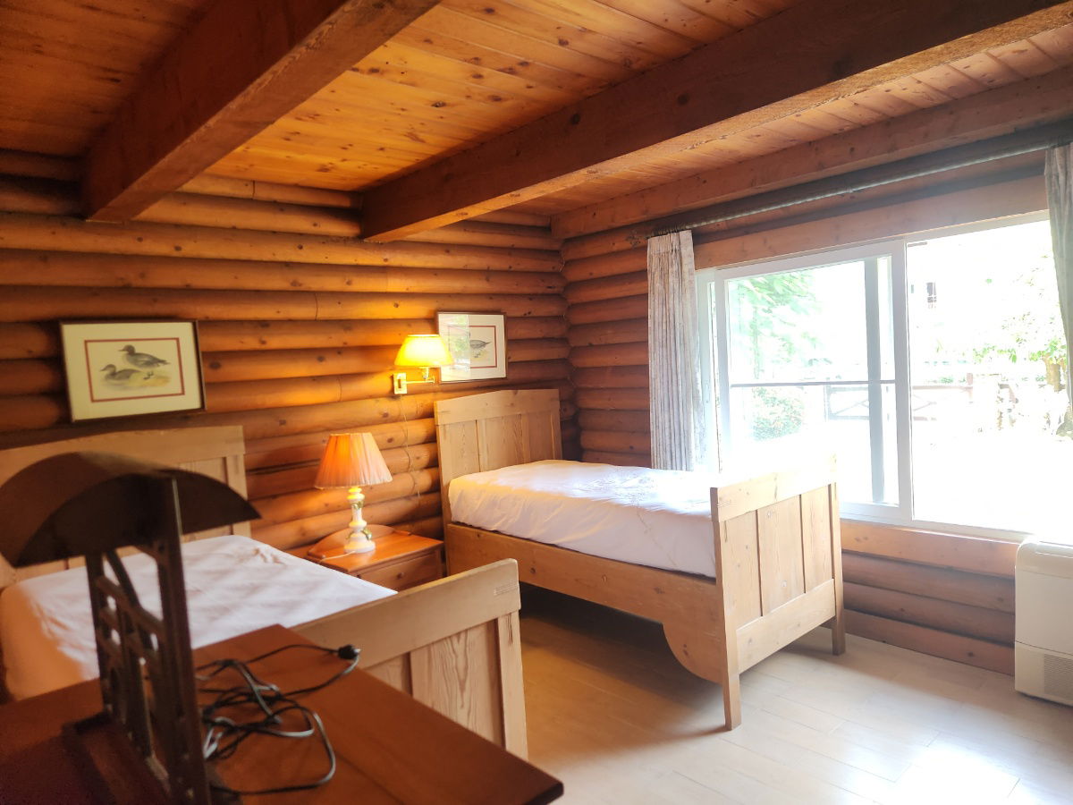 รูป ขายบ้านพักตากอากาศหรู Log Cabin โบนันซ่า เขาใหญ่ — บ้านไม้ซุงแท้ 5 ห้องนอน ริมทะเลสาบ บนที่ดิน 1-1-1 ไร่ พร้อมศาลาริมน้ำ 2 หลัง และสวนส่วนตัว ร่มรื่น  - รูปที่ 15/24