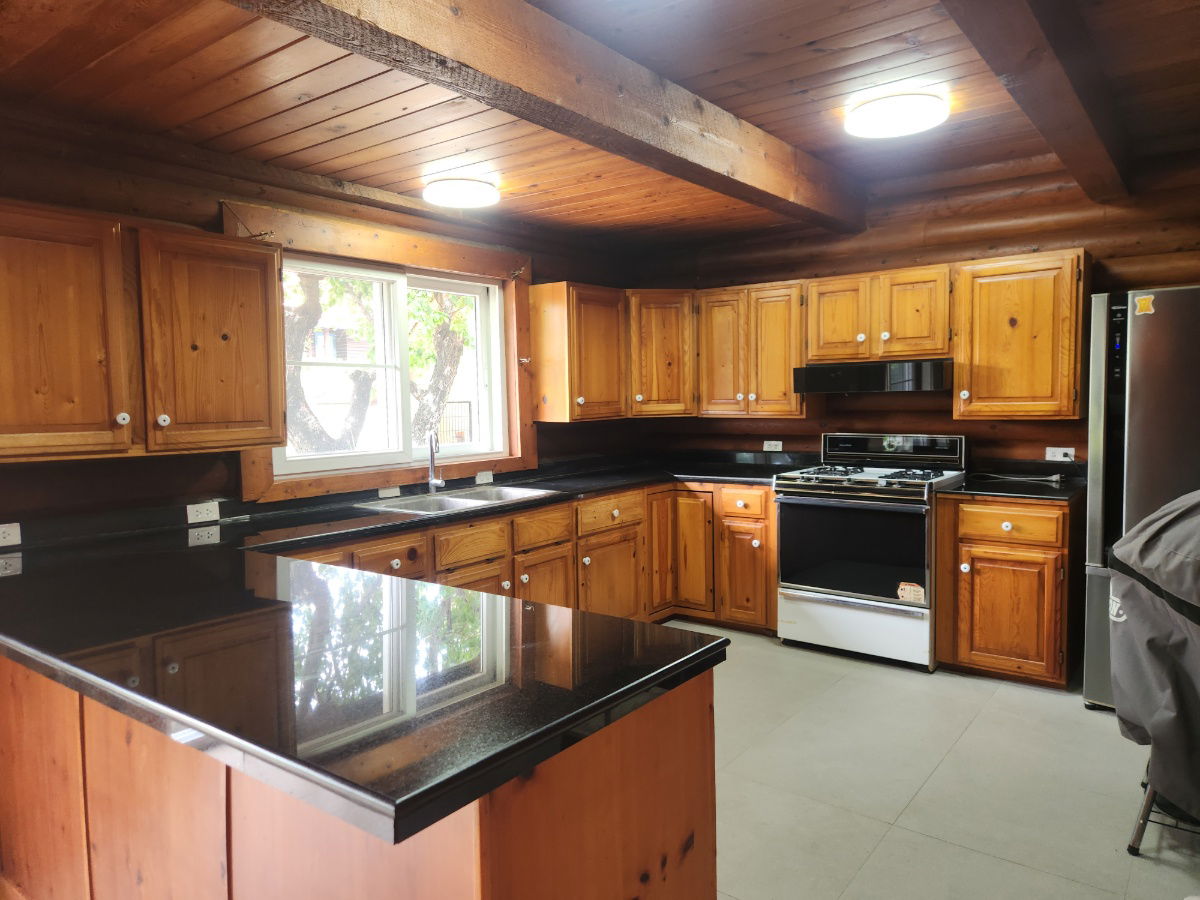 รูป ขายบ้านพักตากอากาศหรู Log Cabin โบนันซ่า เขาใหญ่ — บ้านไม้ซุงแท้ 5 ห้องนอน ริมทะเลสาบ บนที่ดิน 1-1-1 ไร่ พร้อมศาลาริมน้ำ 2 หลัง และสวนส่วนตัว ร่มรื่น  - รูปที่ 13/24