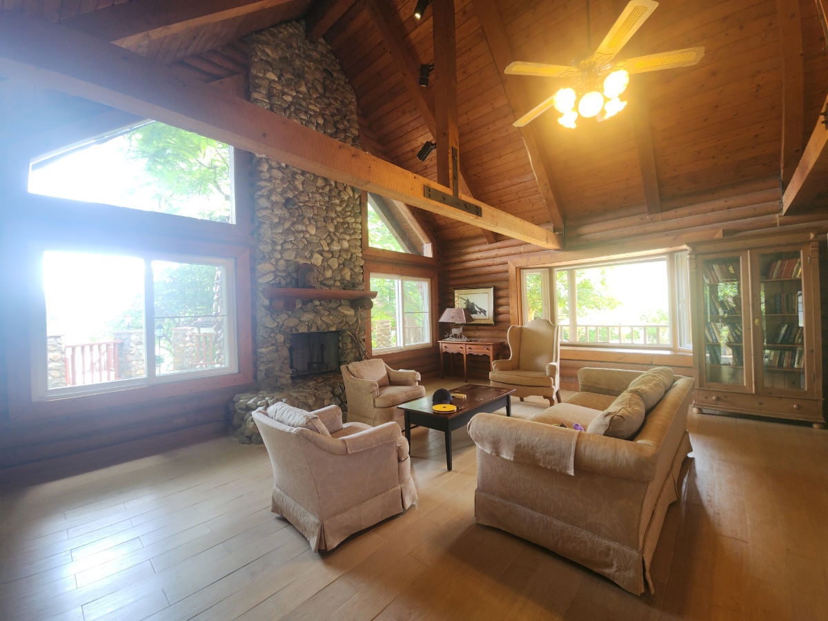 รูป ขายบ้านพักตากอากาศหรู Log Cabin โบนันซ่า เขาใหญ่ — บ้านไม้ซุงแท้ 5 ห้องนอน ริมทะเลสาบ บนที่ดิน 1-1-1 ไร่ พร้อมศาลาริมน้ำ 2 หลัง และสวนส่วนตัว ร่มรื่น  - รูปที่ 11/24