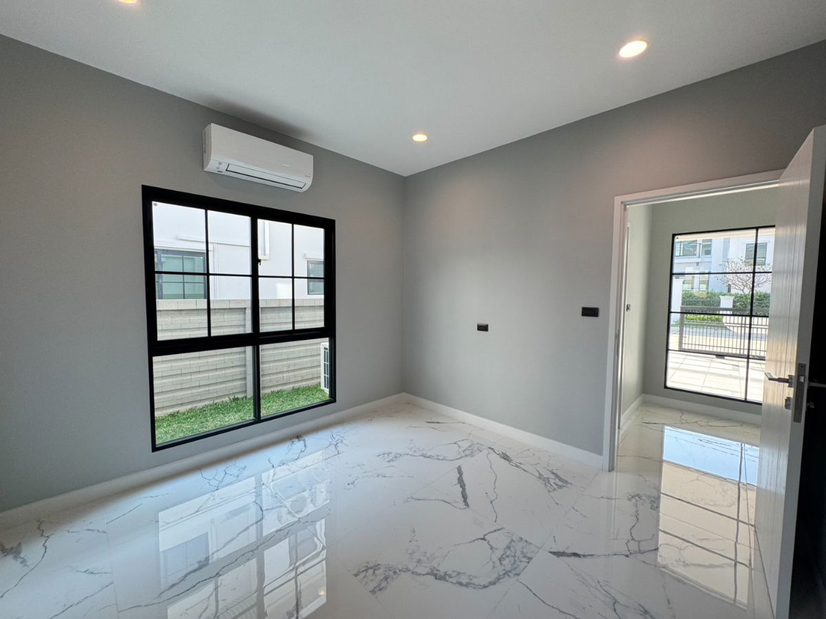 picture Luxury house project near the city, location next to the electric train only 900 m. Starting price 13.99 million baht. SETTHASIRI DONMUANG - 10/16