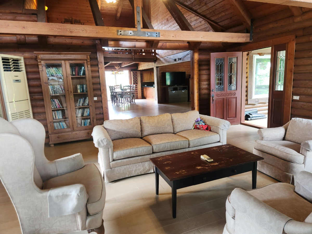 รูป ขายบ้านพักตากอากาศหรู Log Cabin โบนันซ่า เขาใหญ่ — บ้านไม้ซุงแท้ 5 ห้องนอน ริมทะเลสาบ บนที่ดิน 1-1-1 ไร่ พร้อมศาลาริมน้ำ 2 หลัง และสวนส่วนตัว ร่มรื่น  - รูปที่ 2/24