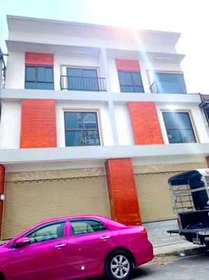 Shophouses for rent Srinagarindra Road : BTS Pak Nam 998m. City Hall Commercial building for rent 2 units 3-storey 41 sq.wa. 492 sq.m. Chao P