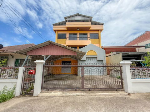 Second-hand detached house for sale in Sriracha, Wang Hin District, great location, close to the community
