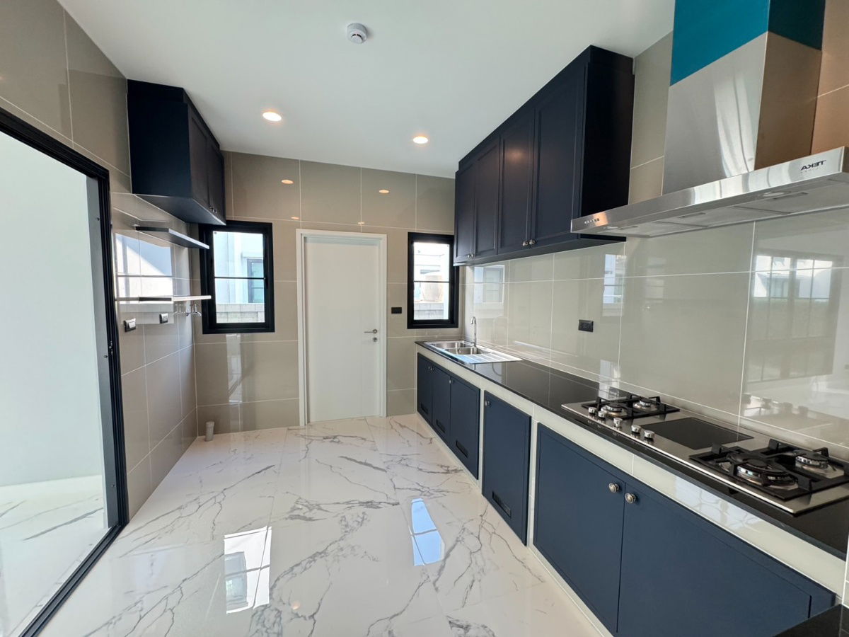 picture Luxury house project near the city, location next to the electric train only 900 m. Starting price 13.99 million baht. SETTHASIRI DONMUANG - 8/16
