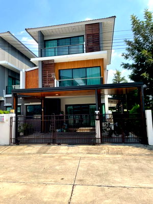 บ้านแฝด เขตบางกะปิ : ขายบ้านแฝด สไตล์โมเดิร์น 3 ชั้น SUPALAI ESSENCE ลาดพร้าว 107 แต่งครบ พร้อมอยู่ ทำเลดี เชื่อมต่อเมืองสะดวกสุดๆ