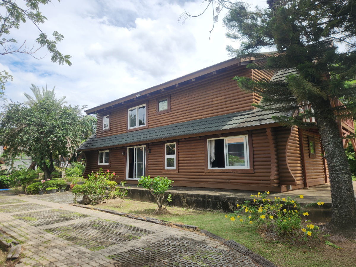 รูป ขายบ้านพักตากอากาศหรู Log Cabin โบนันซ่า เขาใหญ่ — บ้านไม้ซุงแท้ 5 ห้องนอน ริมทะเลสาบ บนที่ดิน 1-1-1 ไร่ พร้อมศาลาริมน้ำ 2 หลัง และสวนส่วนตัว ร่มรื่น  - รูปที่ 7/24