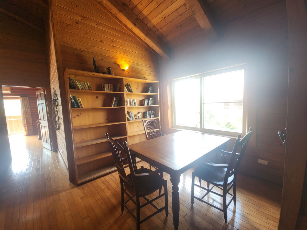 รูป ขายบ้านพักตากอากาศหรู Log Cabin โบนันซ่า เขาใหญ่ — บ้านไม้ซุงแท้ 5 ห้องนอน ริมทะเลสาบ บนที่ดิน 1-1-1 ไร่ พร้อมศาลาริมน้ำ 2 หลัง และสวนส่วนตัว ร่มรื่น  - รูปที่ 19/24
