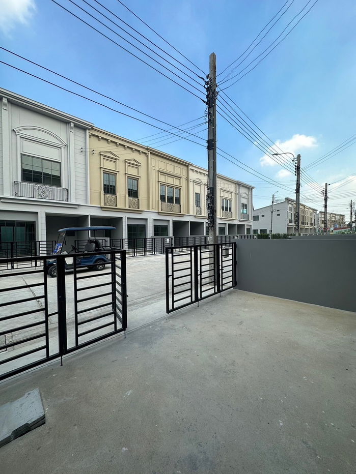 รูป 📍 บ้านเลขที่ 999/97 ทาวน์โฮมสไตล์ปารีส ขนาด 99 ตร.ม. / ที่ดิน 16.6 ตร.ว. / 2 ห้องนอน / 3 ห้องน้ำ / 1 ห้องอเนกประสงค์ / ที่จอดรถ 1 คัน / ยูนิตมุม - รูปที่ 4/13
