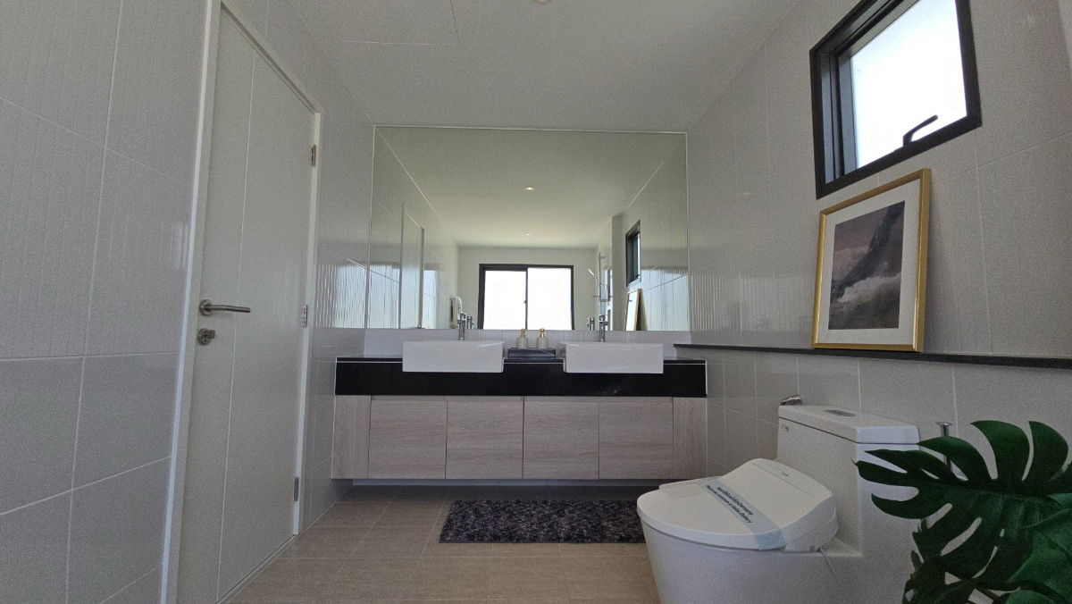 รูป Luxury Home พร้อมเฟอร์ฯ เดินทางสะดวกใกล้สนามบินสุวรรณภูมิ โถง Double Volume 6.5 เมตร - รูปที่ 25/30
