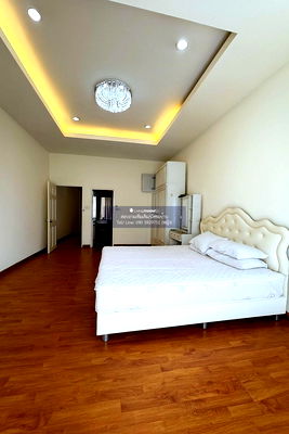Townhouses for rent Esplanade Ratchadapisek  : 3-Storey Townhome for Rent in Prime Huai Khwang Location, Near Meng Jai Intersection