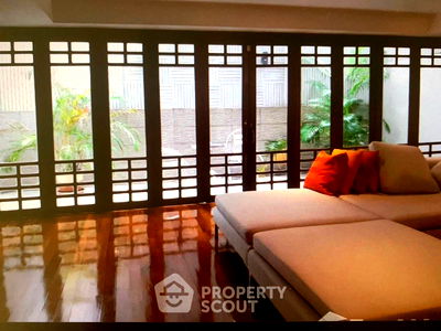 Townhouses for rent Ratchadaphisek Road : 5-BR Townhouse situated in Sukhumvit 23-31 (ID 1521845)
