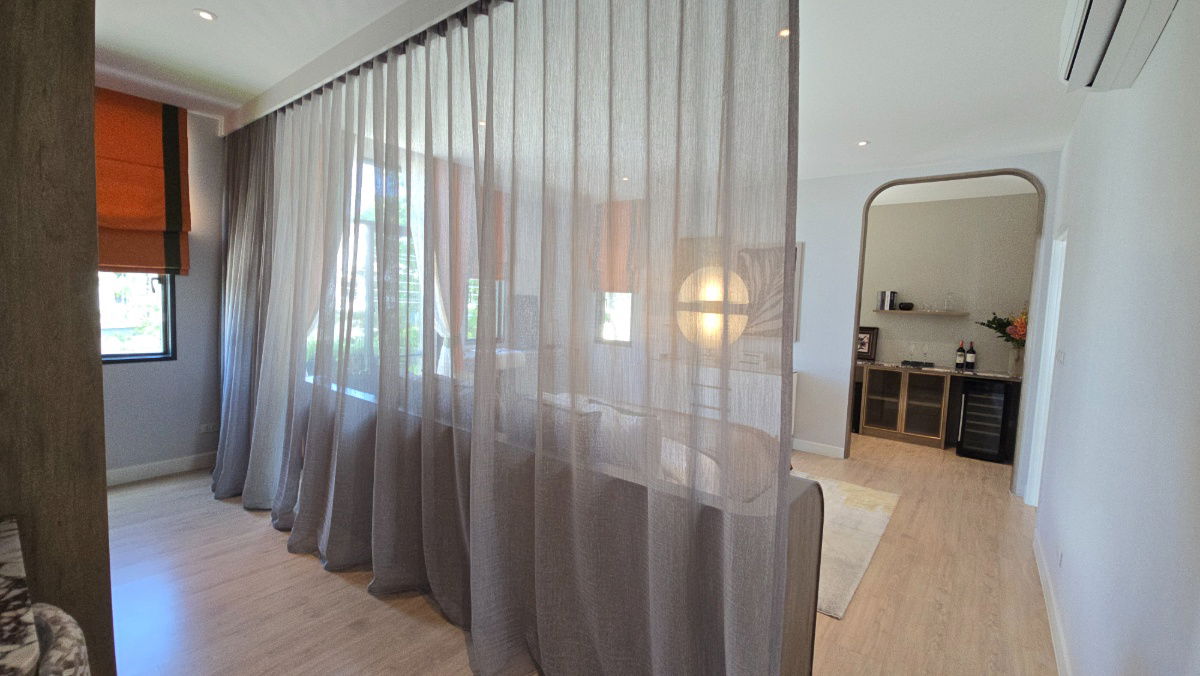 รูป Luxury Home พร้อมเฟอร์ฯ เดินทางสะดวกใกล้สนามบินสุวรรณภูมิ โถง Double Volume 6.5 เมตร - รูปที่ 23/30