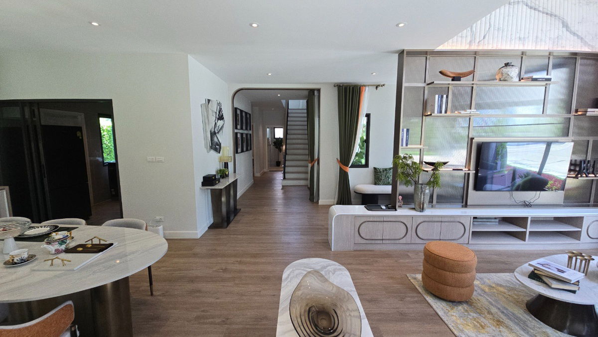 รูป Luxury Home พร้อมเฟอร์ฯ เดินทางสะดวกใกล้สนามบินสุวรรณภูมิ โถง Double Volume 6.5 เมตร - รูปที่ 13/30