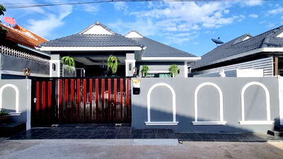 Houses for sale Nong Prue, Chonburi : Beautiful pool villa for sale in the heart of Pattaya (south). Cheap price is real.