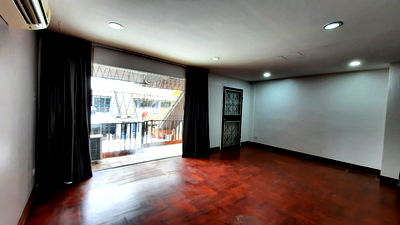 บ้านเดี่ยว วิทยาลัยดุสิตธานี : ซื้อ ขาย ทาวน์เฮ้าส์ 4 ชั้น หมู่บ้านวราธรวิลล์ พัฒนาการ 44  ใกล้ทองหล่อ-เอกมัย เดินทางสะดวก เข้าออกได้หลายทาง Line ID : @951qfbfi