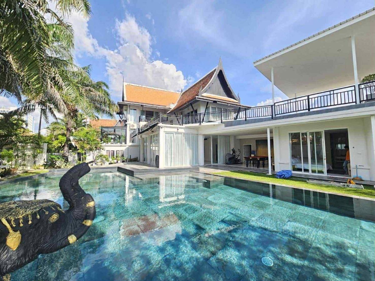 picture Two-storey house for sale, next to Jomtien Beach, beautiful, luxurious, worth living in - 2/17