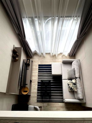 คอนโดให้เช่า :   IDEO MOBI Sukhumvit Eastpoint  Duplex Cloud Space พื้นที่ 50 ตรม โปร่ง โล่ง double volume ในห้องนั่งเล่นกับห้อง 2 ชั้นให้ความรู้สึกเหมือนอยู่บ้าน 