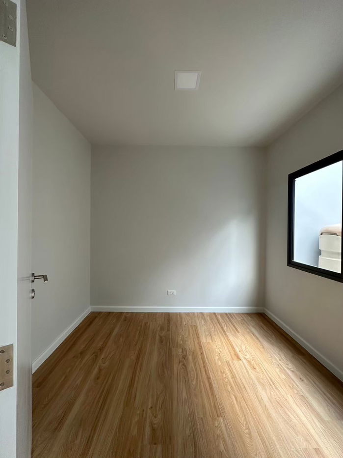 รูป 📍 บ้านเลขที่ 999/97 ทาวน์โฮมสไตล์ปารีส ขนาด 99 ตร.ม. / ที่ดิน 16.6 ตร.ว. / 2 ห้องนอน / 3 ห้องน้ำ / 1 ห้องอเนกประสงค์ / ที่จอดรถ 1 คัน / ยูนิตมุม - รูปที่ 7/13