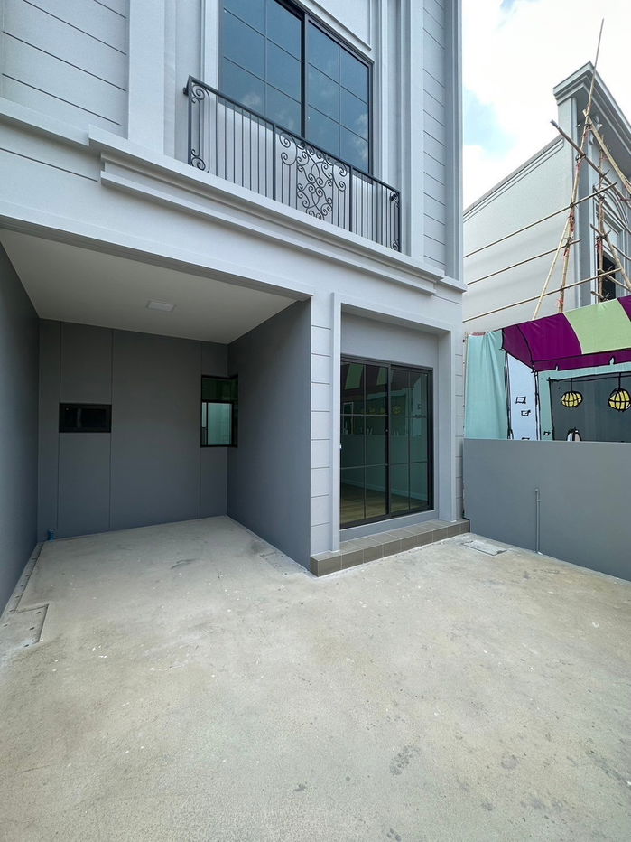 รูป 📍 บ้านเลขที่ 999/97 ทาวน์โฮมสไตล์ปารีส ขนาด 99 ตร.ม. / ที่ดิน 16.6 ตร.ว. / 2 ห้องนอน / 3 ห้องน้ำ / 1 ห้องอเนกประสงค์ / ที่จอดรถ 1 คัน / ยูนิตมุม - รูปที่ 2/13